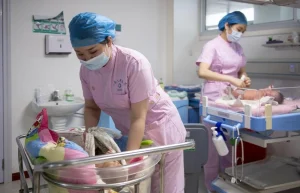 Trung Quốc trả tiền thụ tinh ống nghiệm, người dân vẫn ‘ngán’ sinh con